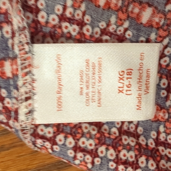 Floral print top. - Picture 3 of 4